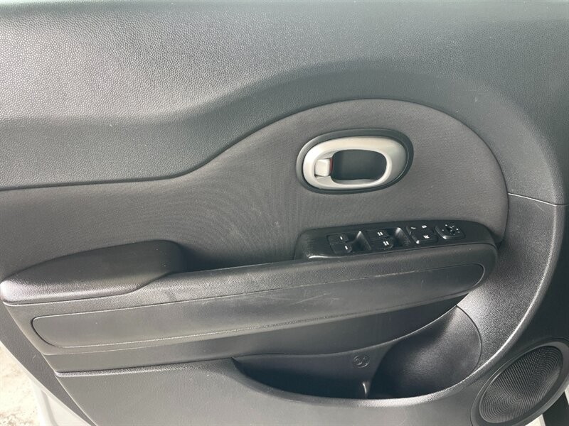 Kia Soul Vehicle Full-screen Gallery Image 22