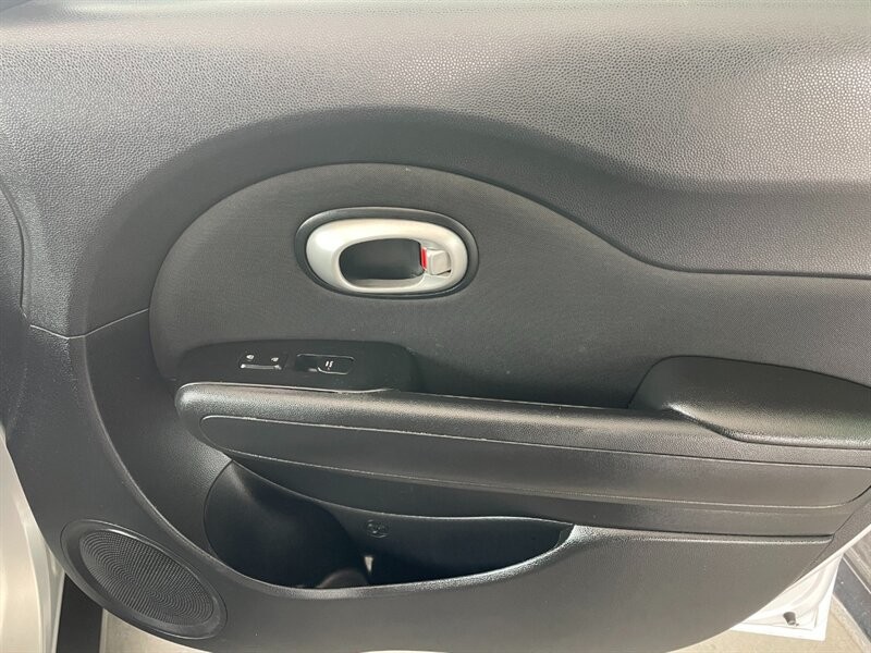 Kia Soul Vehicle Full-screen Gallery Image 26