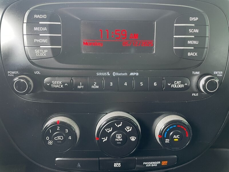 Kia Soul Vehicle Full-screen Gallery Image 28