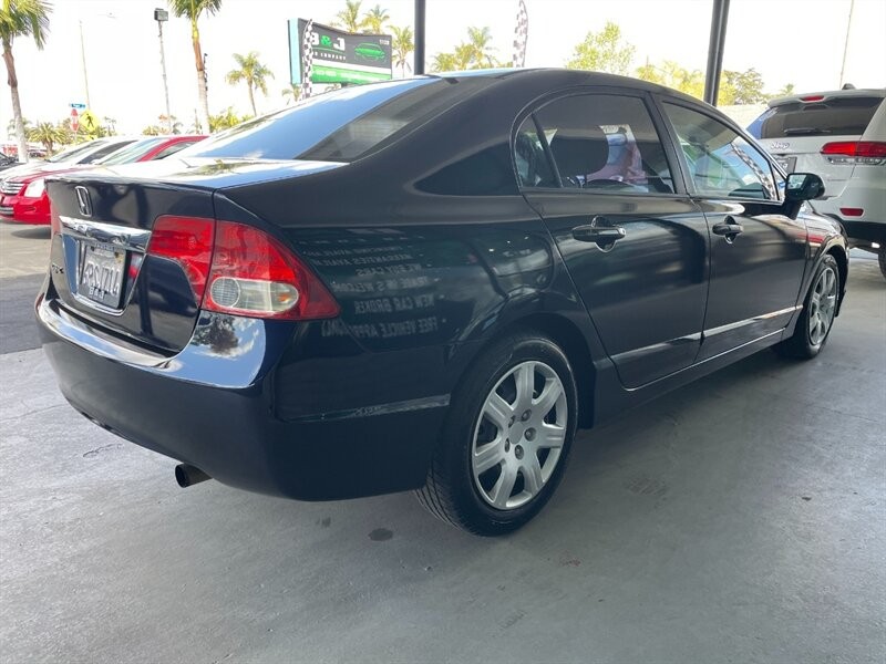 Honda Civic Sedan Vehicle Full-screen Gallery Image 10