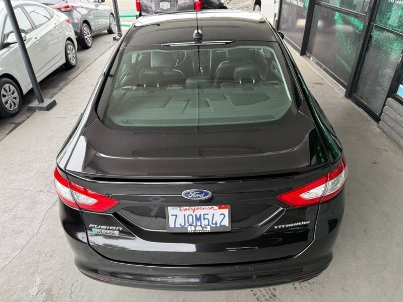 Ford Fusion Energi Vehicle Full-screen Gallery Image 15