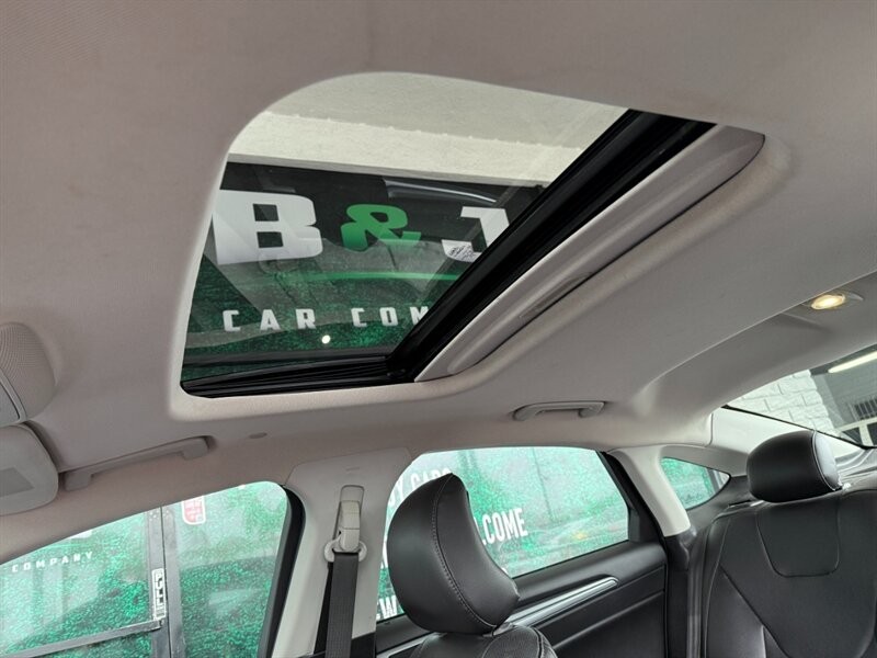 Ford Fusion Energi Vehicle Full-screen Gallery Image 17