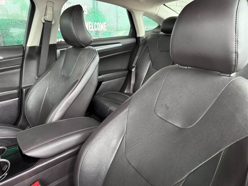 Ford Fusion Energi Vehicle Full-screen Gallery Image 20