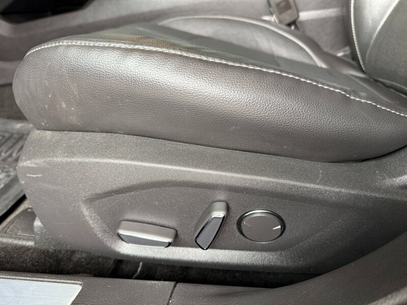 Ford Fusion Energi Vehicle Full-screen Gallery Image 24