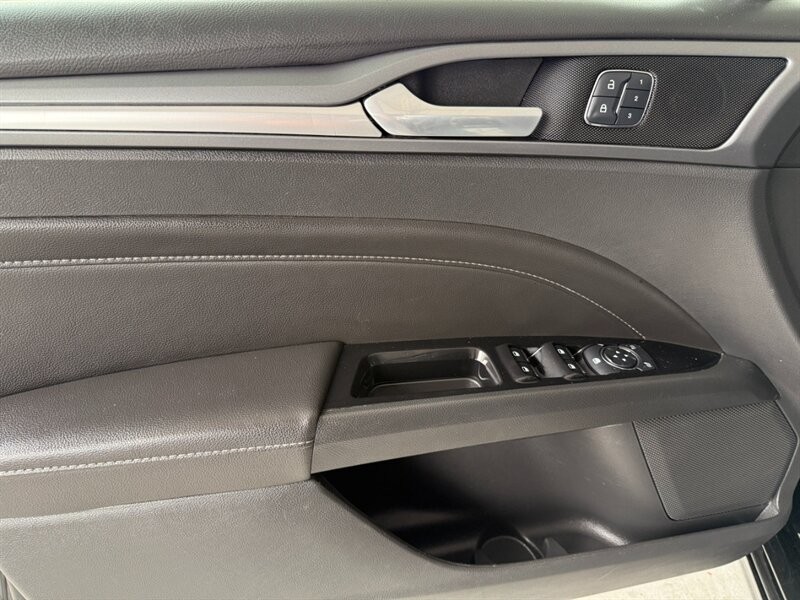 Ford Fusion Energi Vehicle Full-screen Gallery Image 25