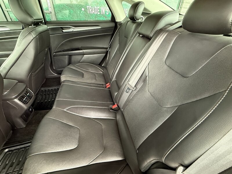 Ford Fusion Energi Vehicle Full-screen Gallery Image 27