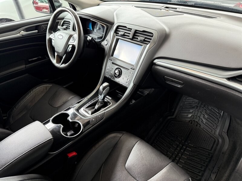 Ford Fusion Energi Vehicle Full-screen Gallery Image 28