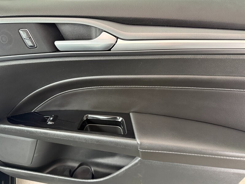 Ford Fusion Energi Vehicle Full-screen Gallery Image 30