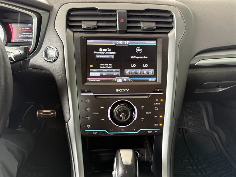 Ford Fusion Energi Vehicle Full-screen Gallery Image 32