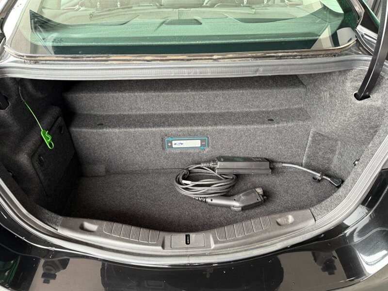 Ford Fusion Energi Vehicle Full-screen Gallery Image 37