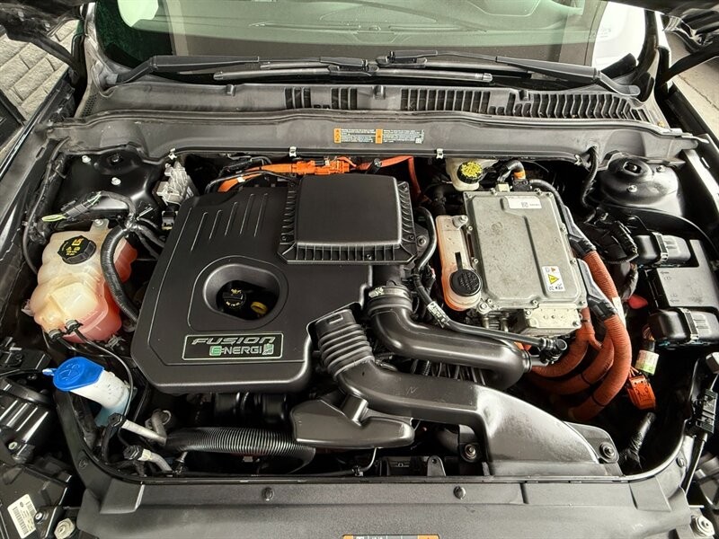Ford Fusion Energi Vehicle Full-screen Gallery Image 38