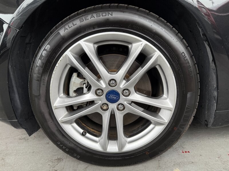 Ford Fusion Energi Vehicle Full-screen Gallery Image 39