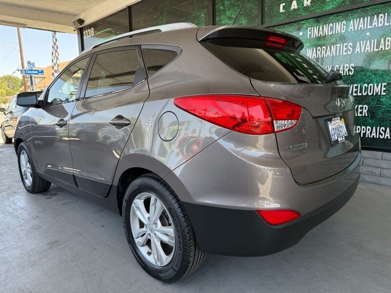 Hyundai Tucson Vehicle Full-screen Gallery Image 06