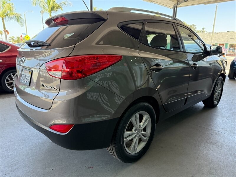 Hyundai Tucson Vehicle Full-screen Gallery Image 10