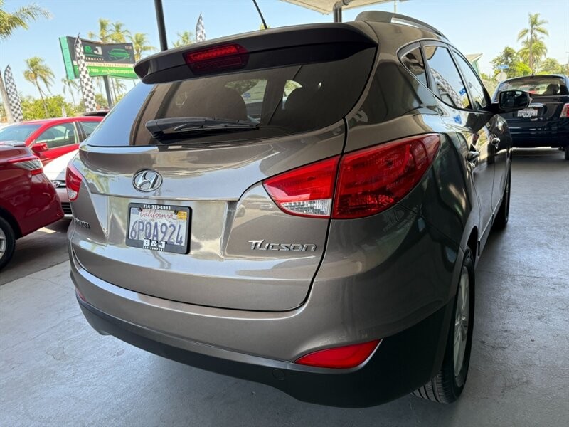 Hyundai Tucson Vehicle Full-screen Gallery Image 11