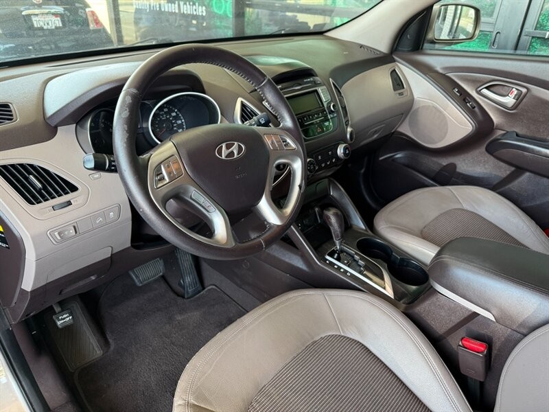 Hyundai Tucson Vehicle Full-screen Gallery Image 16