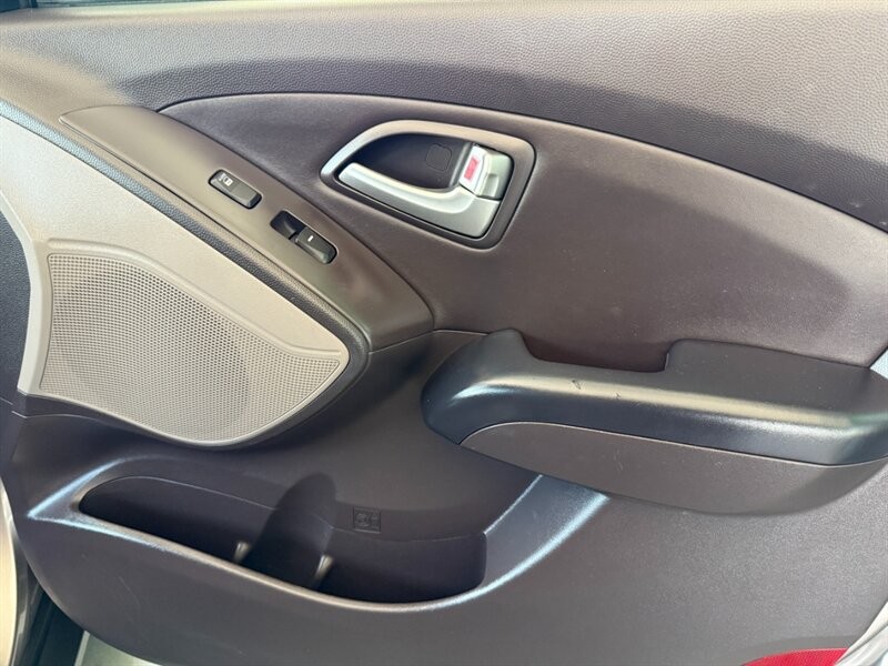 Hyundai Tucson Vehicle Full-screen Gallery Image 26