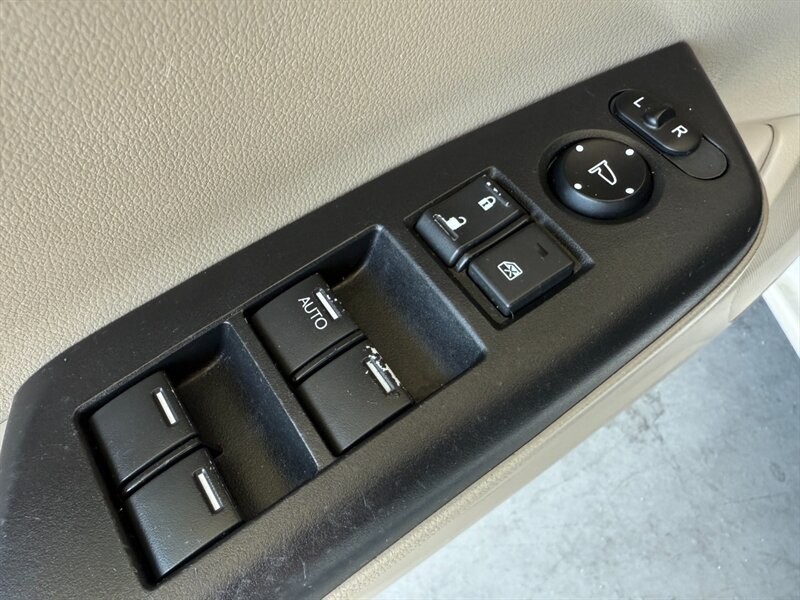 Honda Civic Sedan Vehicle Full-screen Gallery Image 23