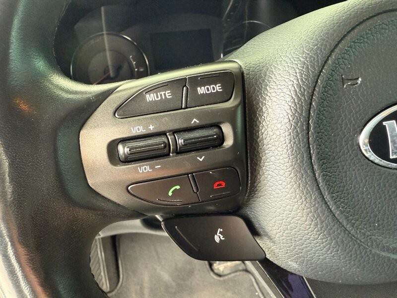 Kia Optima Hybrid Vehicle Full-screen Gallery Image 21