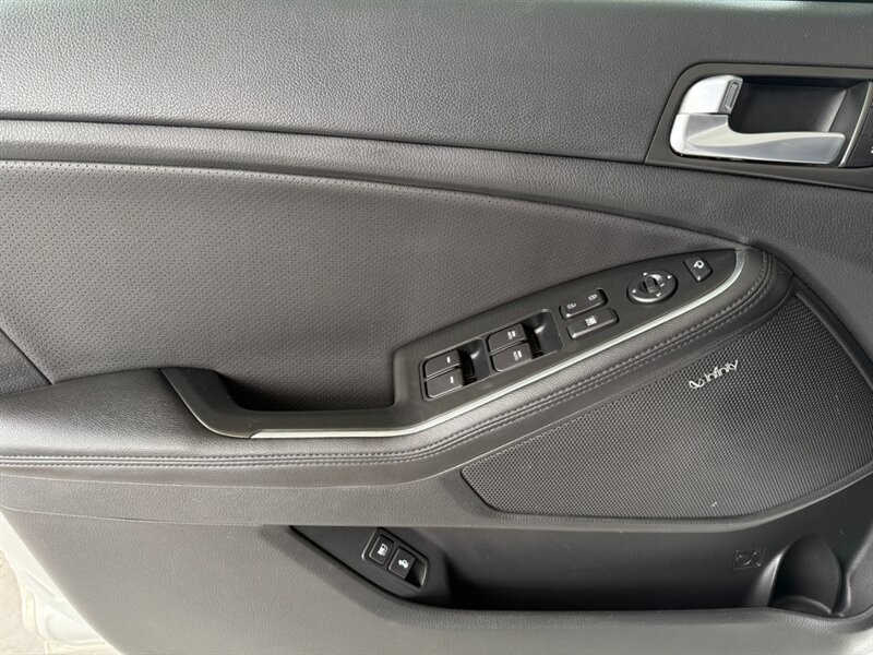 Kia Optima Hybrid Vehicle Full-screen Gallery Image 23