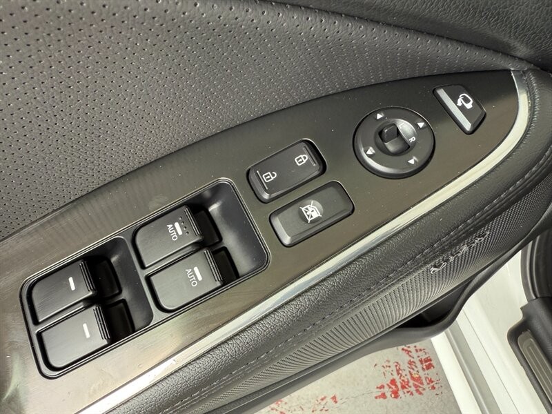 Kia Optima Hybrid Vehicle Full-screen Gallery Image 24