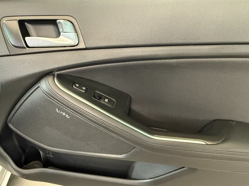 Kia Optima Hybrid Vehicle Full-screen Gallery Image 29