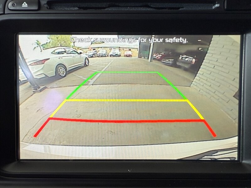 Kia Optima Hybrid Vehicle Full-screen Gallery Image 34