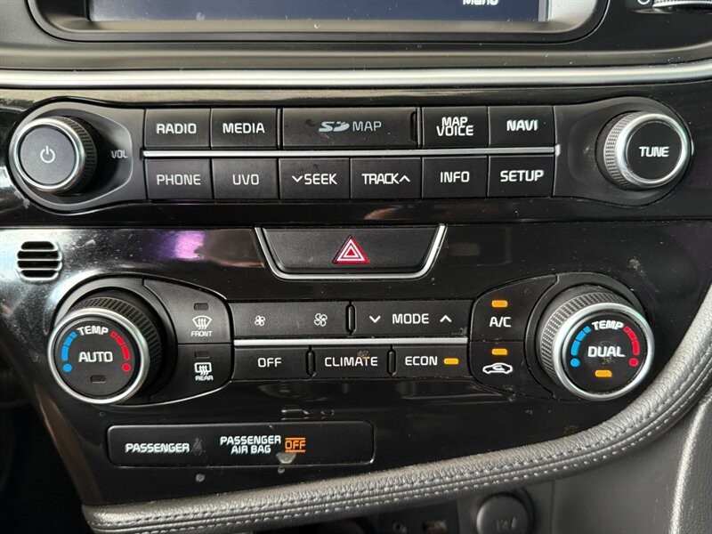 Kia Optima Hybrid Vehicle Full-screen Gallery Image 35