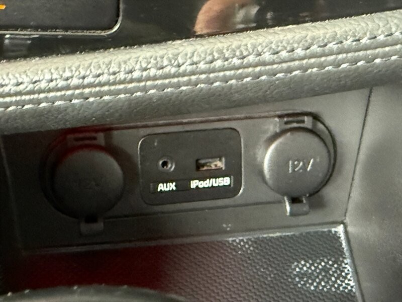 Kia Optima Hybrid Vehicle Full-screen Gallery Image 36