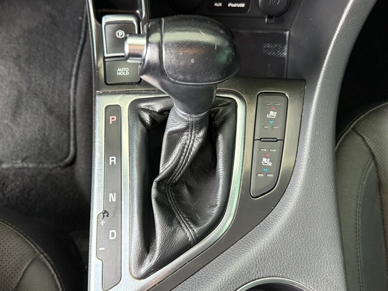 Kia Optima Hybrid Vehicle Full-screen Gallery Image 37