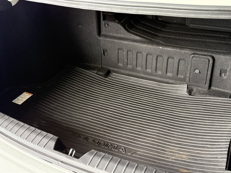 Kia Optima Hybrid Vehicle Full-screen Gallery Image 39