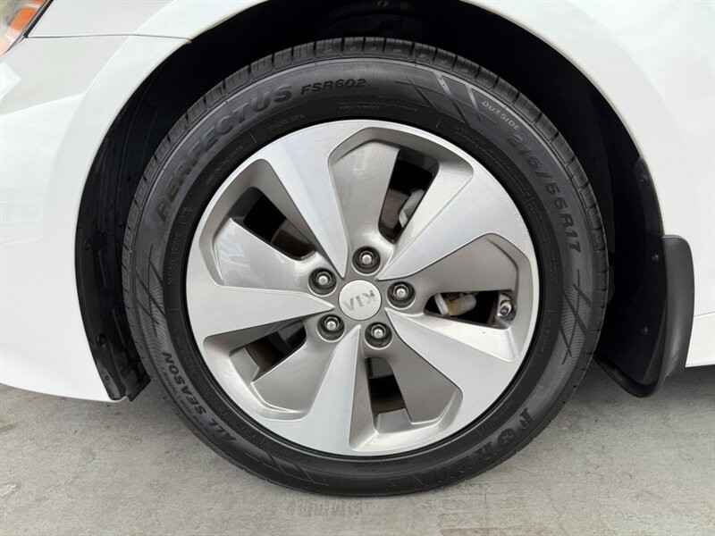 Kia Optima Hybrid Vehicle Full-screen Gallery Image 41