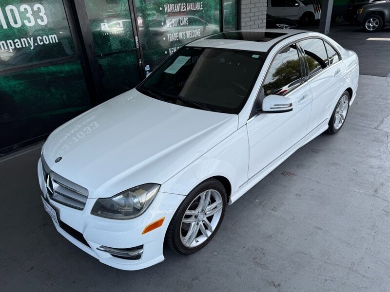 Mercedes-Benz C-Class Vehicle Full-screen Gallery Image 02