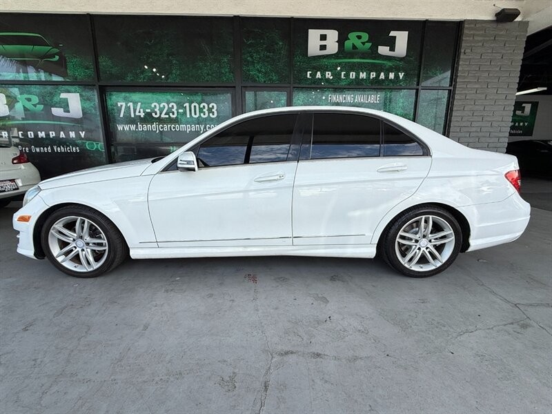 Mercedes-Benz C-Class Vehicle Full-screen Gallery Image 04