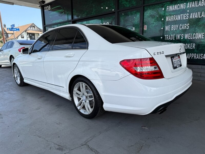 Mercedes-Benz C-Class Vehicle Full-screen Gallery Image 06