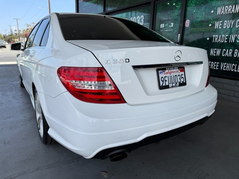 Mercedes-Benz C-Class Vehicle Full-screen Gallery Image 07