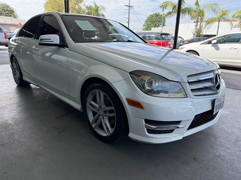 Mercedes-Benz C-Class Vehicle Full-screen Gallery Image 08