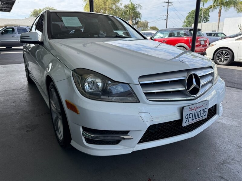 Mercedes-Benz C-Class Vehicle Full-screen Gallery Image 09