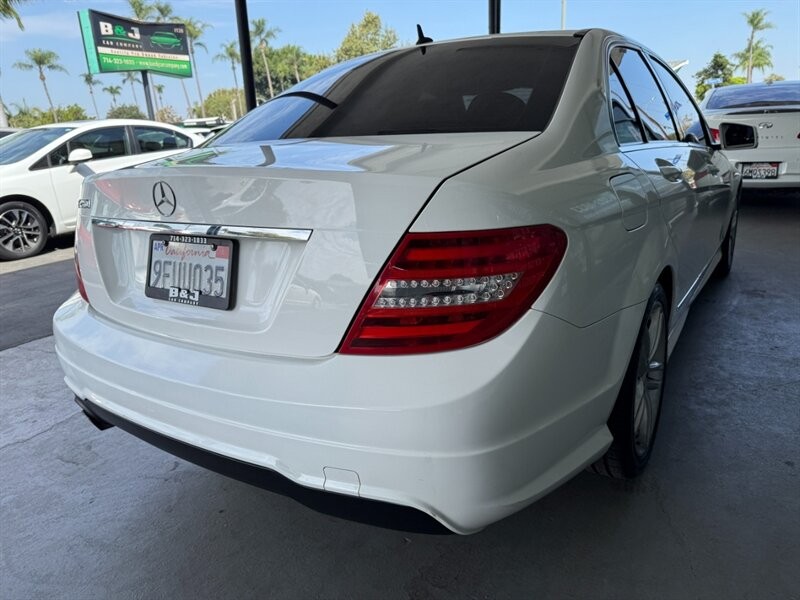 Mercedes-Benz C-Class Vehicle Full-screen Gallery Image 11