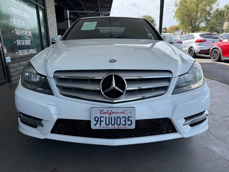 Mercedes-Benz C-Class Vehicle Full-screen Gallery Image 12