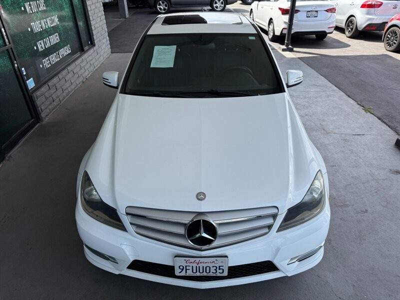 Mercedes-Benz C-Class Vehicle Full-screen Gallery Image 13