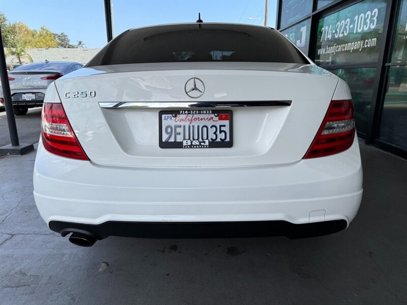 Mercedes-Benz C-Class Vehicle Full-screen Gallery Image 14