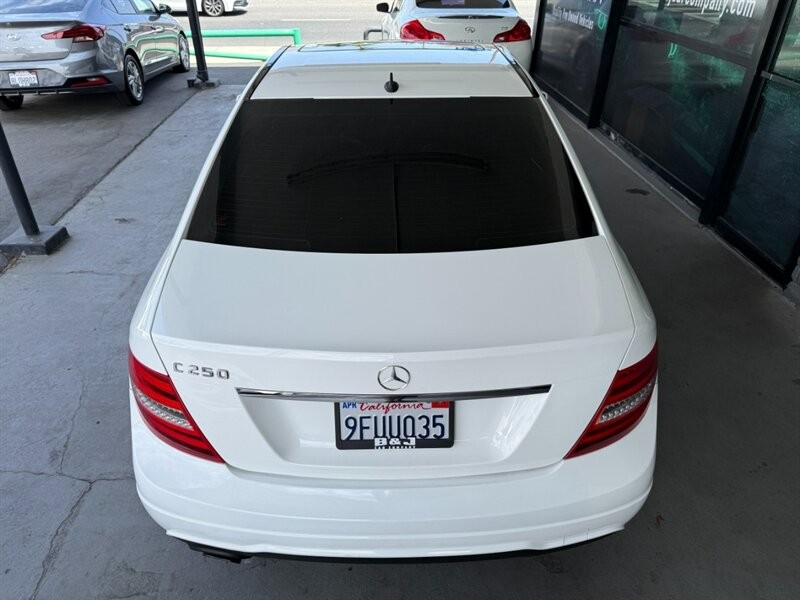 Mercedes-Benz C-Class Vehicle Full-screen Gallery Image 15