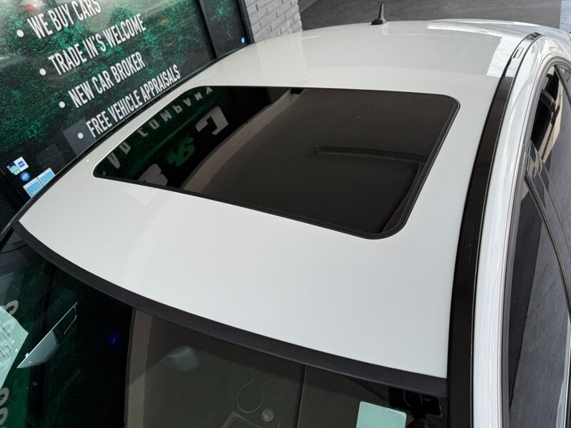 Mercedes-Benz C-Class Vehicle Full-screen Gallery Image 16