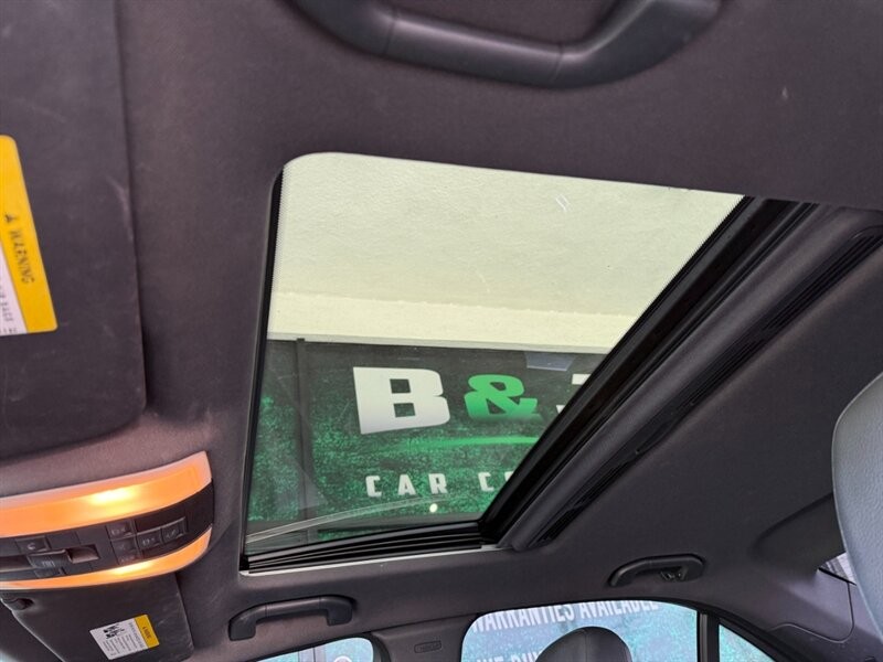 Mercedes-Benz C-Class Vehicle Full-screen Gallery Image 17