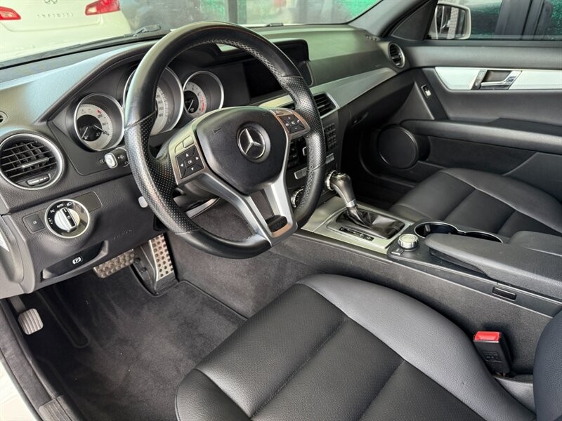 Mercedes-Benz C-Class Vehicle Full-screen Gallery Image 18