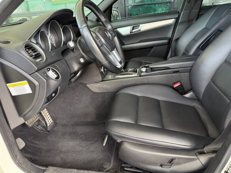 Mercedes-Benz C-Class Vehicle Full-screen Gallery Image 19