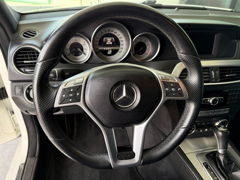 Mercedes-Benz C-Class Vehicle Full-screen Gallery Image 21