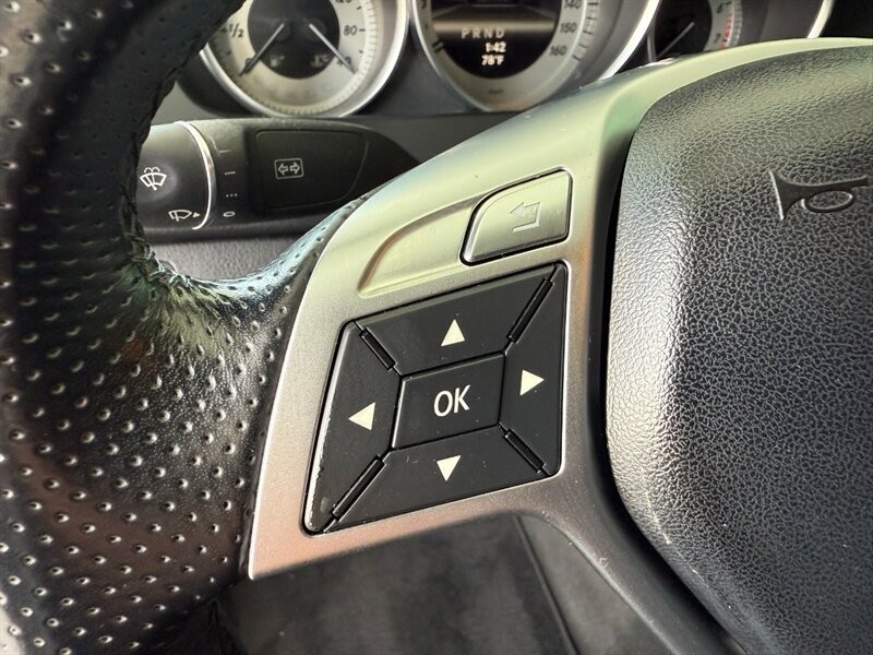 Mercedes-Benz C-Class Vehicle Full-screen Gallery Image 22