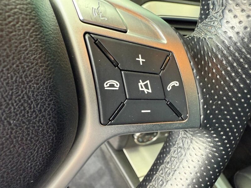 Mercedes-Benz C-Class Vehicle Full-screen Gallery Image 23